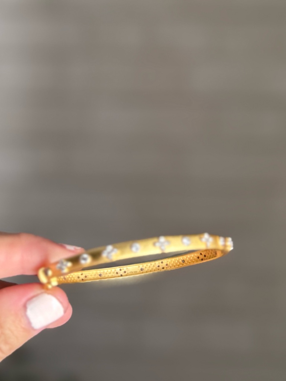 Freida Rothman 925 Gold Clover oval hinge Bangle - Picture 2 of 6